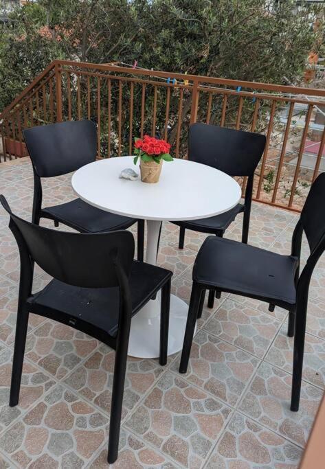 Zeezicht Appartement 50M From Beach Srima Zewnętrze zdjęcie