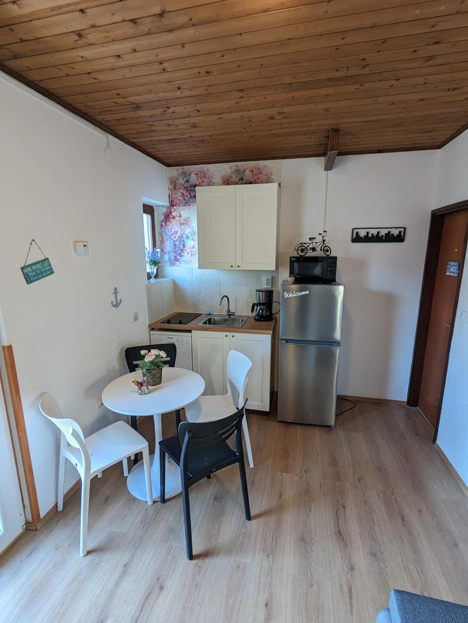 Zeezicht Appartement 50M From Beach Srima Zewnętrze zdjęcie